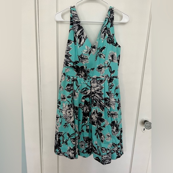 TAYLOR FLORAL DRESS Size 6 - Picture 2 of 9